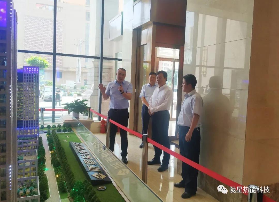 7月8日下午,陜西省寶雞市人民政府副市長、黨組成員張禮濤一行蒞臨隴星集團參觀考察。隴星集團副總吳茂瓏、集團辦公室主任周軍林等陪同參觀考察。 7月8日下午,陜西省寶雞市人民政府副市長、黨組成員張禮濤一行蒞臨隴星集團參觀考察。隴星集團副總吳茂瓏、集團辦公室主任周軍林等陪同參觀考察。